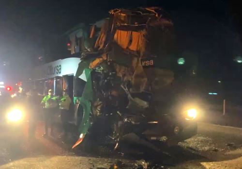 El choque entre un tráiler y bus interprovincial en el distrito de Chao dejó 14 personas heridas. ANDINA/Difusión