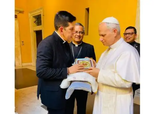 El papa León XIV vive con emoción los recuerdos de su paso al frente de la Diócesis de Chiclayo. Esta semana se mostró conmovido al recibir una imagen del Divino Niño del Milagro Eucarístico, que es venerado por miles de fieles, en especial de Eten. La obra fue elaborada en repujado de aluminio por el artista Diego Dime Arancibia. ANDINA/Difusión