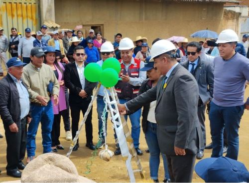 Con una ceremonia se realizó la entrega del terreno para ejecutar el proyecto de mejoramiento de la avenida Solitario de Sayán, en Huamachuco. La obra demandará una inversión de S/ 15 millones. ANDINA/Difusión