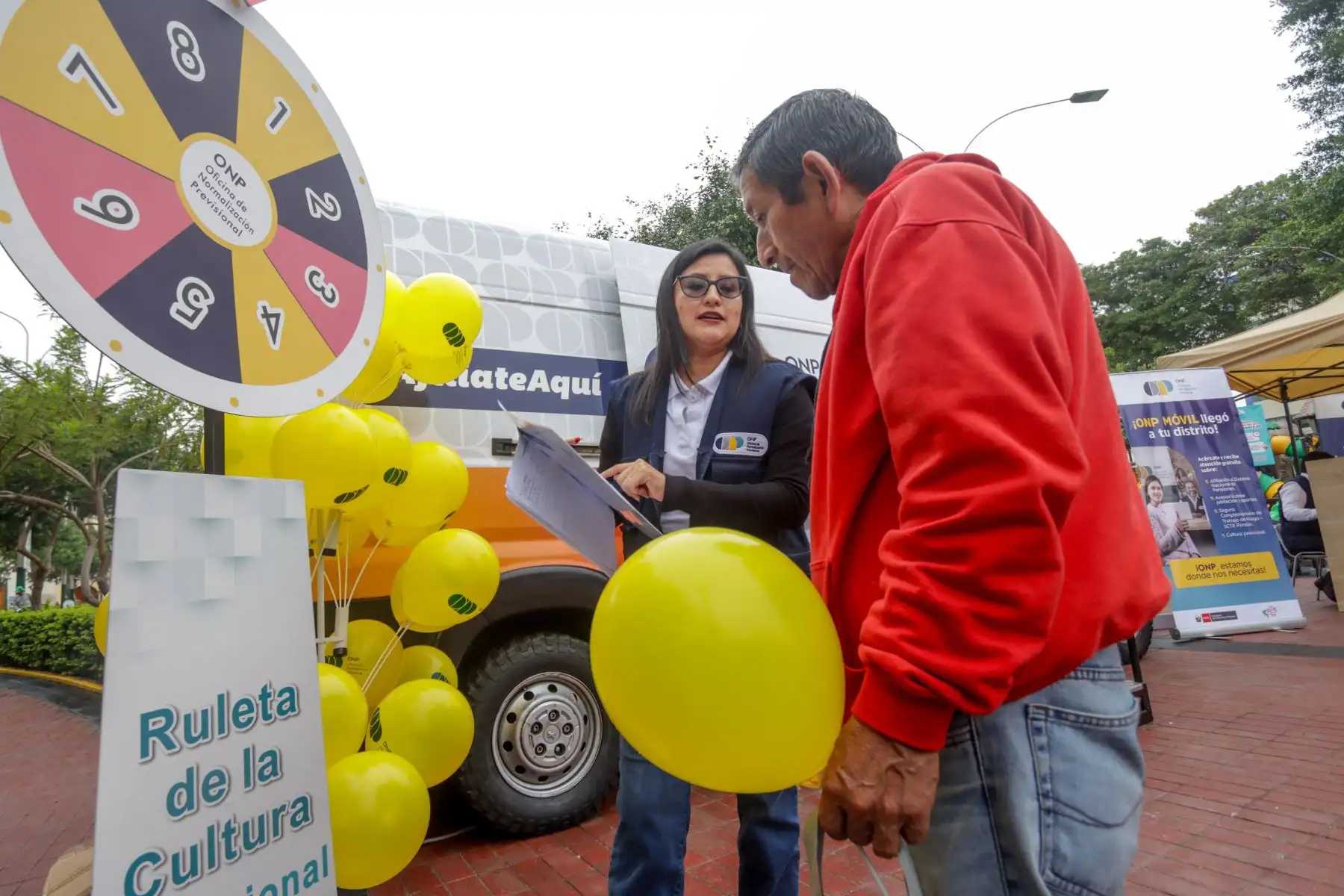 El nuevo canal, implementado por la ONP, cuenta con tres módulos de atención completamente equipados y conectados en línea con la plataforma institucional, permitiendo atender en tiempo real consultas sobre
Afiliación al Sistema Nacional de Pensiones, asesoría sobre jubilación y aportes e información sobre el Seguro Complementario de Trabajo de Riesgo.   Foto: ANDINA/ONP