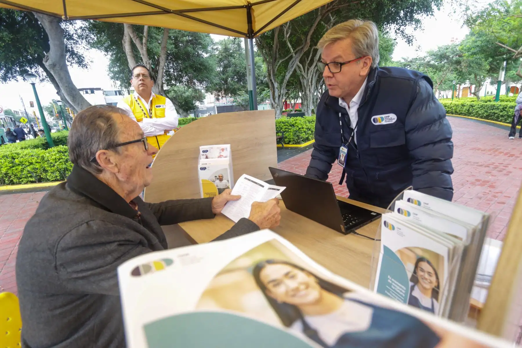 Con el objetivo de acercar sus servicios a más peruanos, la Oficina de Normalización Previsional (ONP) inició el recorrido de su nueva unidad itinerante de atención previsional. Desde la Plaza Túpac Amaru , en el distrito de Magdalena, esta mañana decenas de ciudadanos recibieron información y orientación gratuita sobre sus pensiones y derechos previsionales.  Foto: ANDINA/ONP
