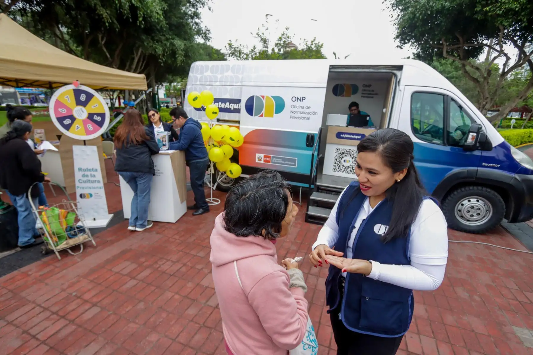 Con el objetivo de acercar sus servicios a más peruanos, la Oficina de Normalización Previsional (ONP) inició el recorrido de su nueva unidad itinerante de atención previsional. Desde la Plaza Túpac Amaru , en el distrito de Magdalena, esta mañana decenas de ciudadanos recibieron información y orientación gratuita sobre sus pensiones y derechos previsionales.  Foto: ANDINA/ONP