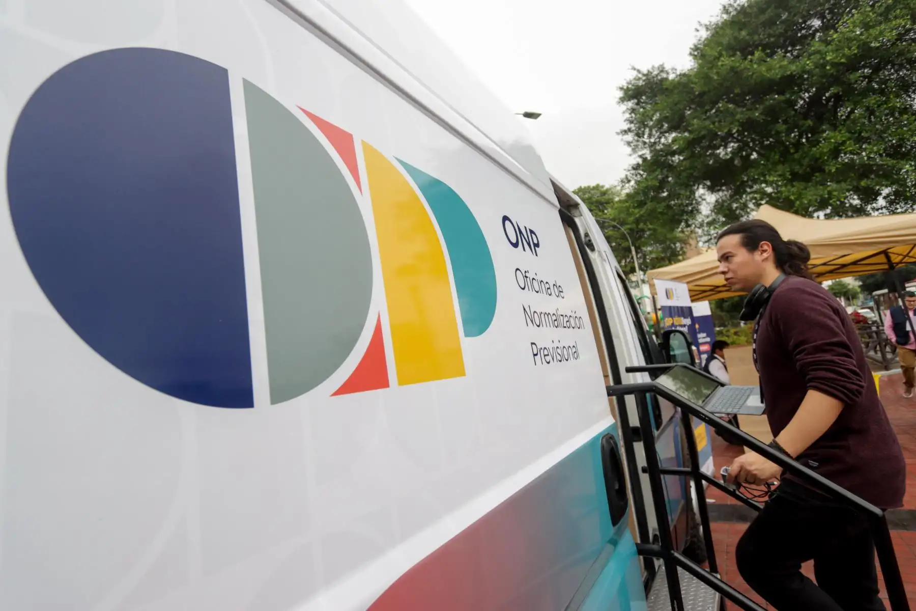 Con el objetivo de acercar sus servicios a más peruanos, la Oficina de Normalización Previsional (ONP) inició el recorrido de su nueva unidad itinerante de atención previsional. Desde la Plaza Túpac Amaru , en el distrito de Magdalena, esta mañana decenas de ciudadanos recibieron información y orientación gratuita sobre sus pensiones y derechos previsionales.  Foto: ANDINA/ONP