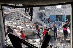 Personas caminan entre los escombros tras los ataques israelíes en Jabalia, en el norte de la Franja de Gaza. Foto: AFP
