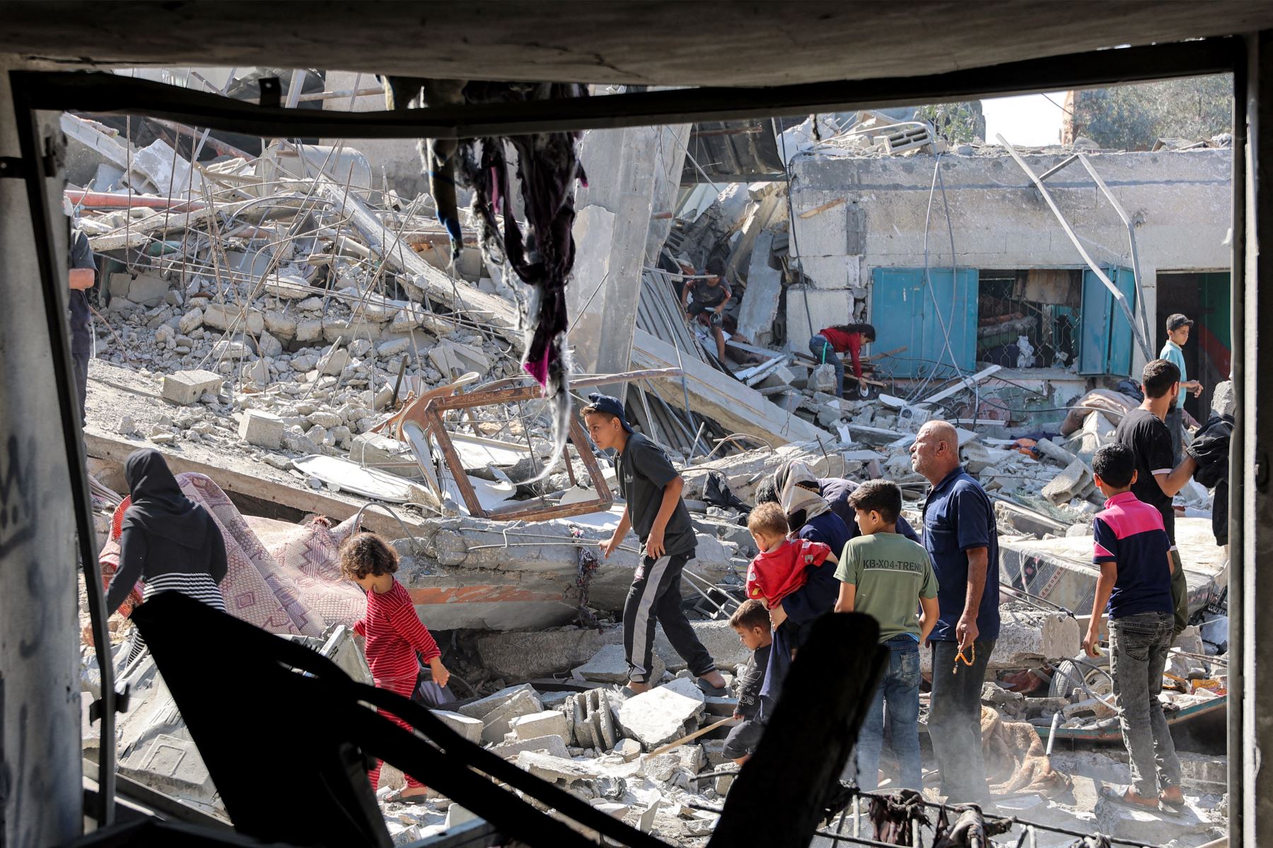 Personas caminan entre los escombros tras los ataques israelíes en Jabalia, en el norte de la Franja de Gaza. Foto: AFP