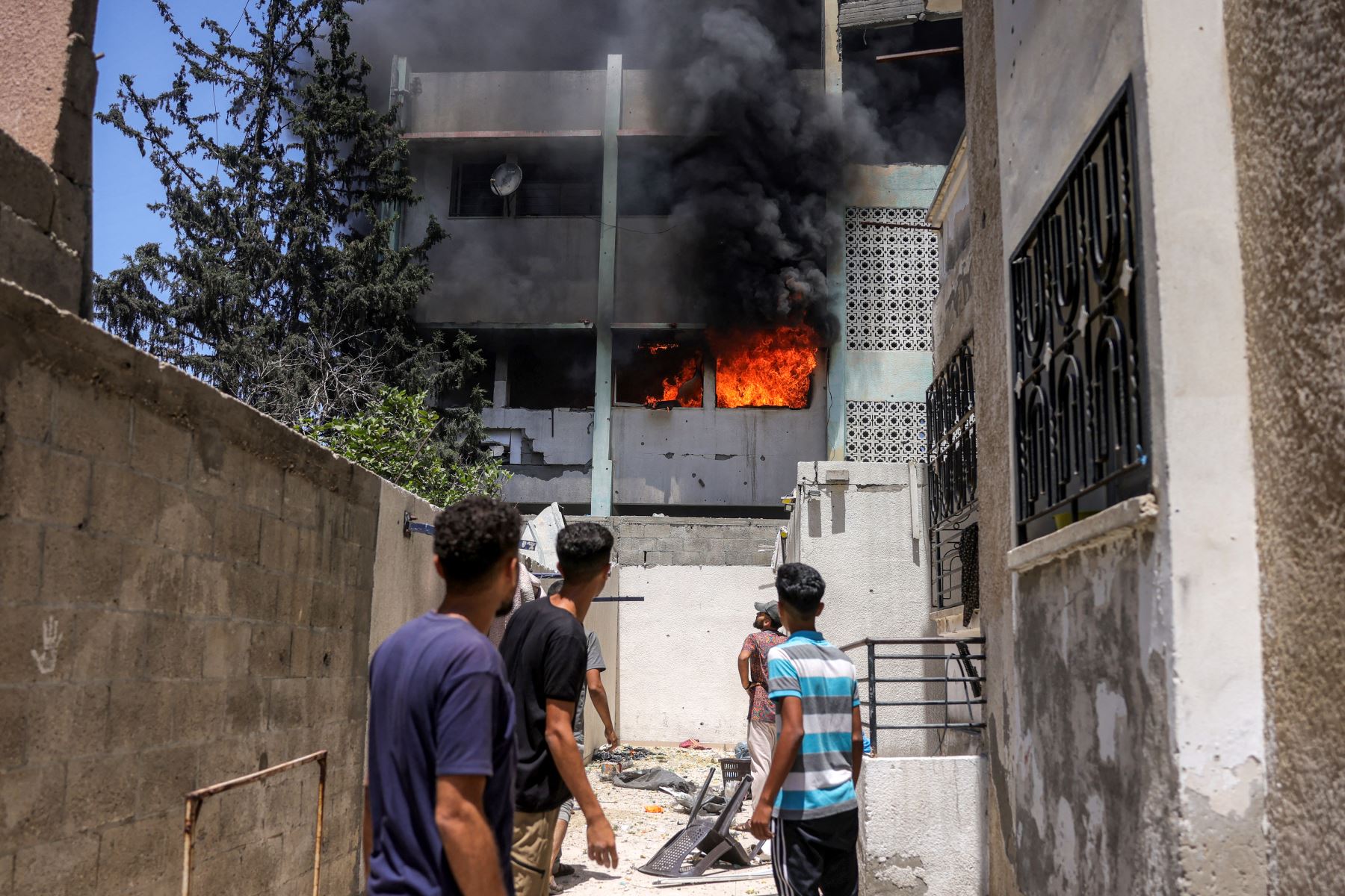 Sale humo de un incendio tras un ataque israelí en la escuela Osama bin Zaid de la UNRWA en el distrito de Saftawi, en el oeste de Jabalia, en el norte de la Franja de Gaza. AFP