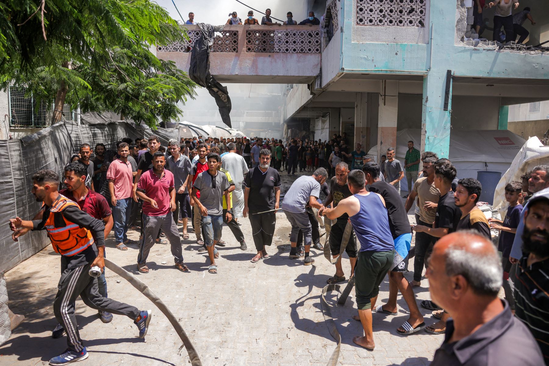 La gente se reúne tras un ataque israelí en la escuela Osama bin Zaid de la UNRWA en el distrito de Saftawi, en el oeste de Jabalia, en el norte de la Franja de Gaza. AFP