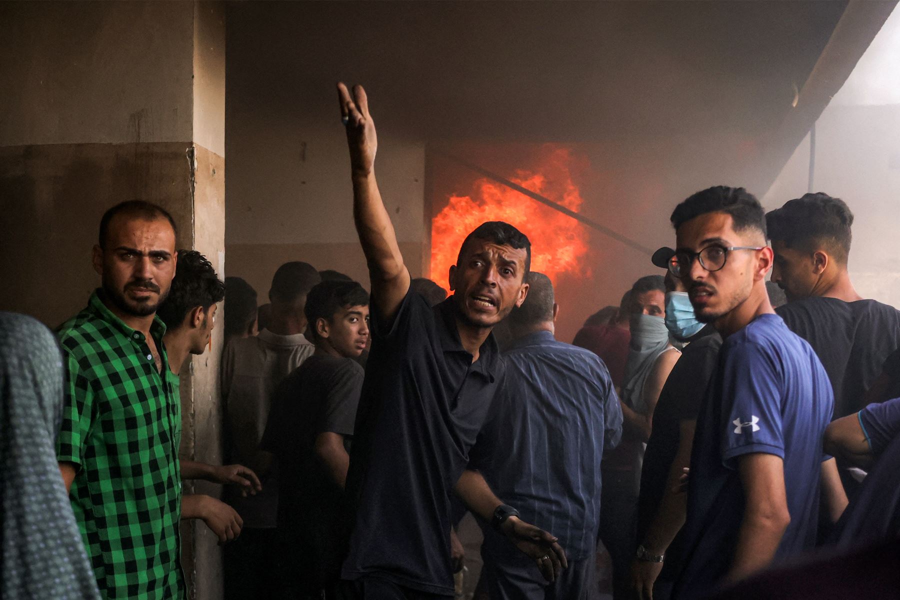 La gente se reúne fuera de un aula en llamas durante un incendio tras un ataque israelí en la escuela Osama bin Zaid de la UNRWA en el distrito de Saftawi, en el oeste de Jabalia, en el norte de la Franja de Gaza. AFP