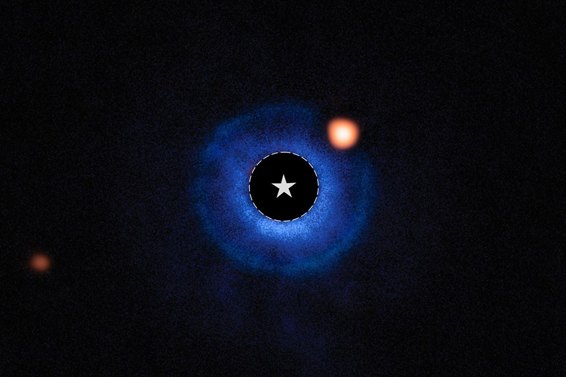 La ubicación de la estrella está marcada con un círculo y un símbolo de estrella en el centro de la imagen. El color azul representa los datos del instrumento SPHERE del VLT, los cuales muestran la ubicación del disco que rodea a la estrella anfitriona. Foto: NASA