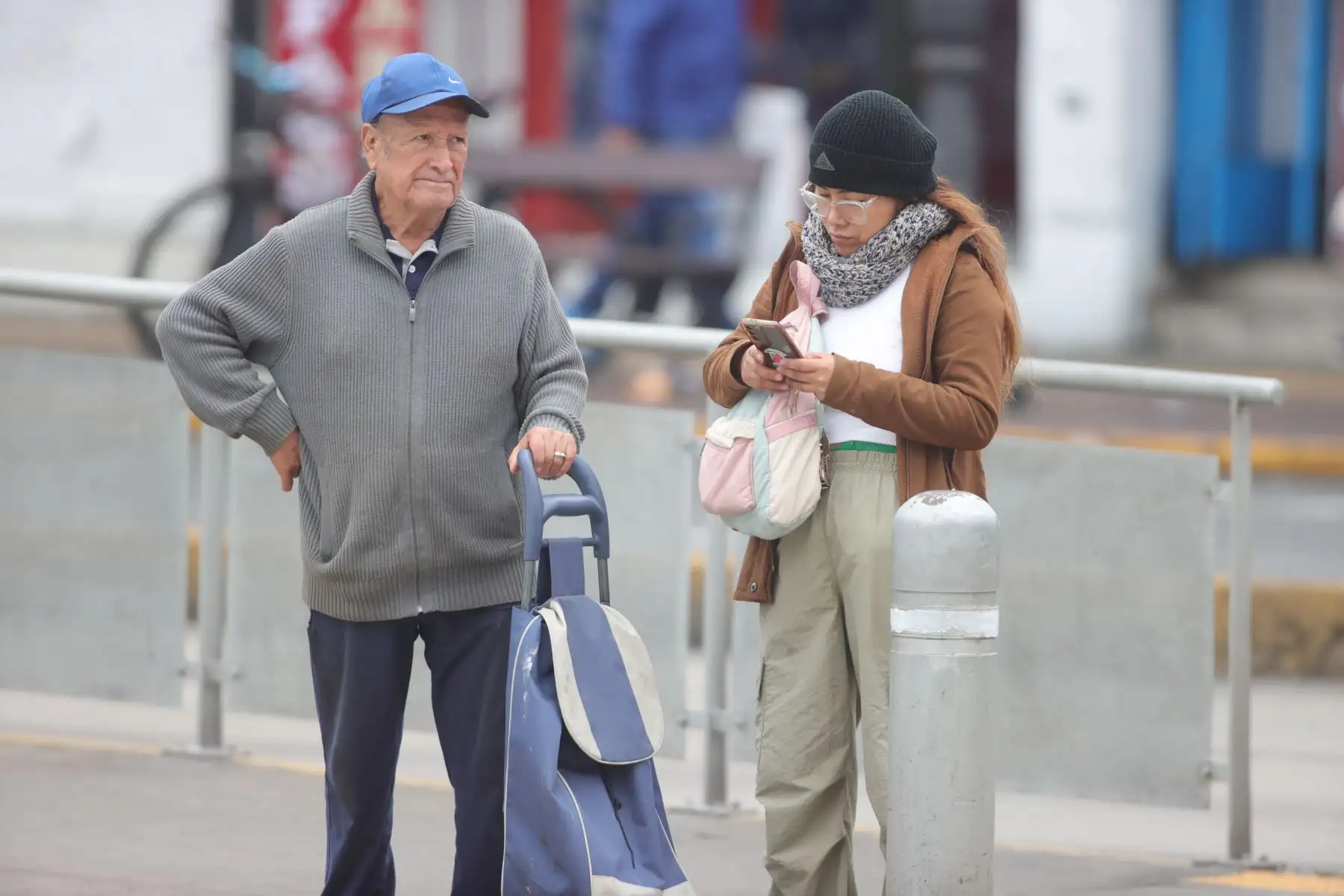 El frio en Lima se intensifica por la humedad de nuestro clima. Las bajas temperaturas hacen q los ciudadanos salgan bien abrigados a las calles.  Foto: ANDINA/Melina Mejía