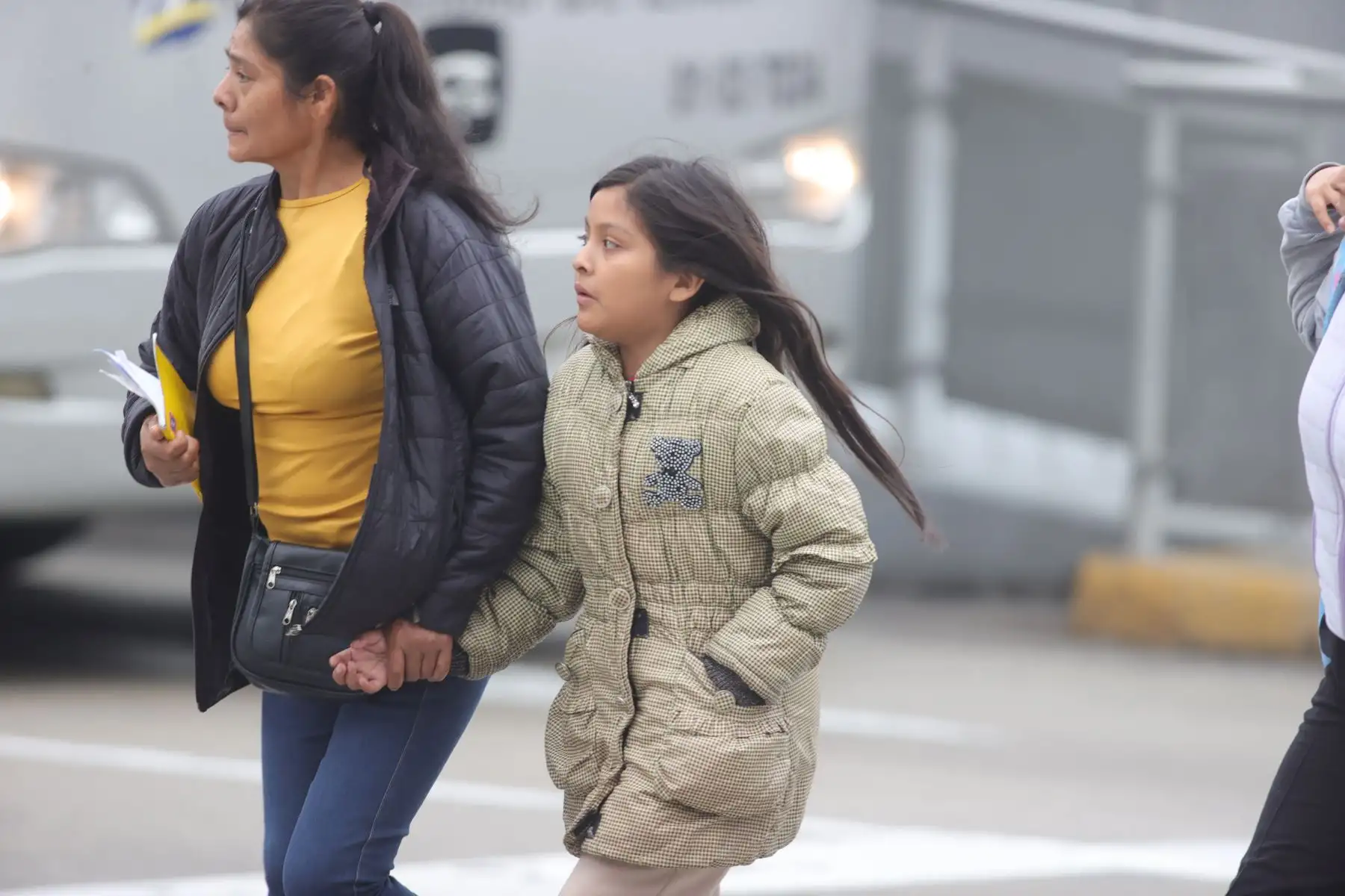 El frio en Lima se intensifica por la humedad de nuestro clima. Las bajas temperaturas hacen q los ciudadanos salgan bien abrigados a las calles.  Foto: ANDINA/Melina Mejía
