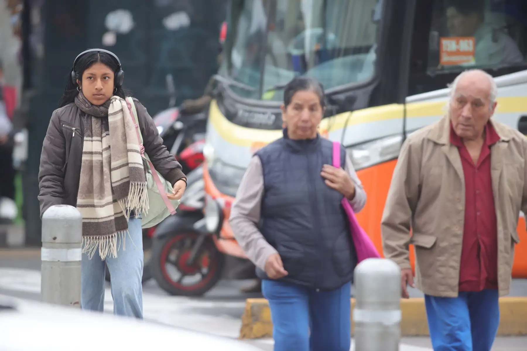 El frio en Lima se intensifica por la humedad de nuestro clima. Las bajas temperaturas hacen q los ciudadanos salgan bien abrigados a las calles.  Foto: ANDINA/Melina Mejía