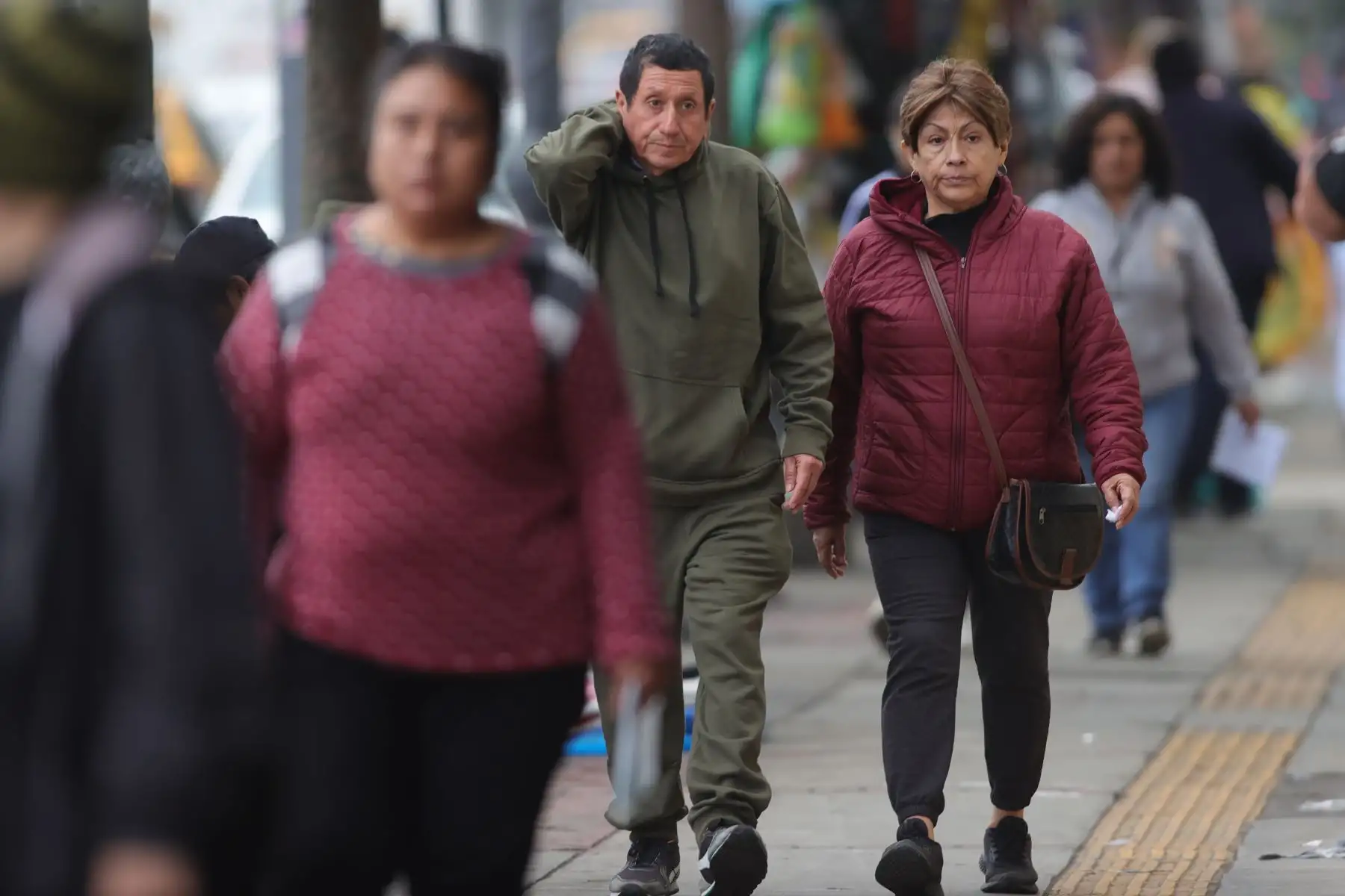 El frio en Lima se intensifica por la humedad de nuestro clima. Las bajas temperaturas hacen q los ciudadanos salgan bien abrigados a las calles.  Foto: ANDINA/Melina Mejía