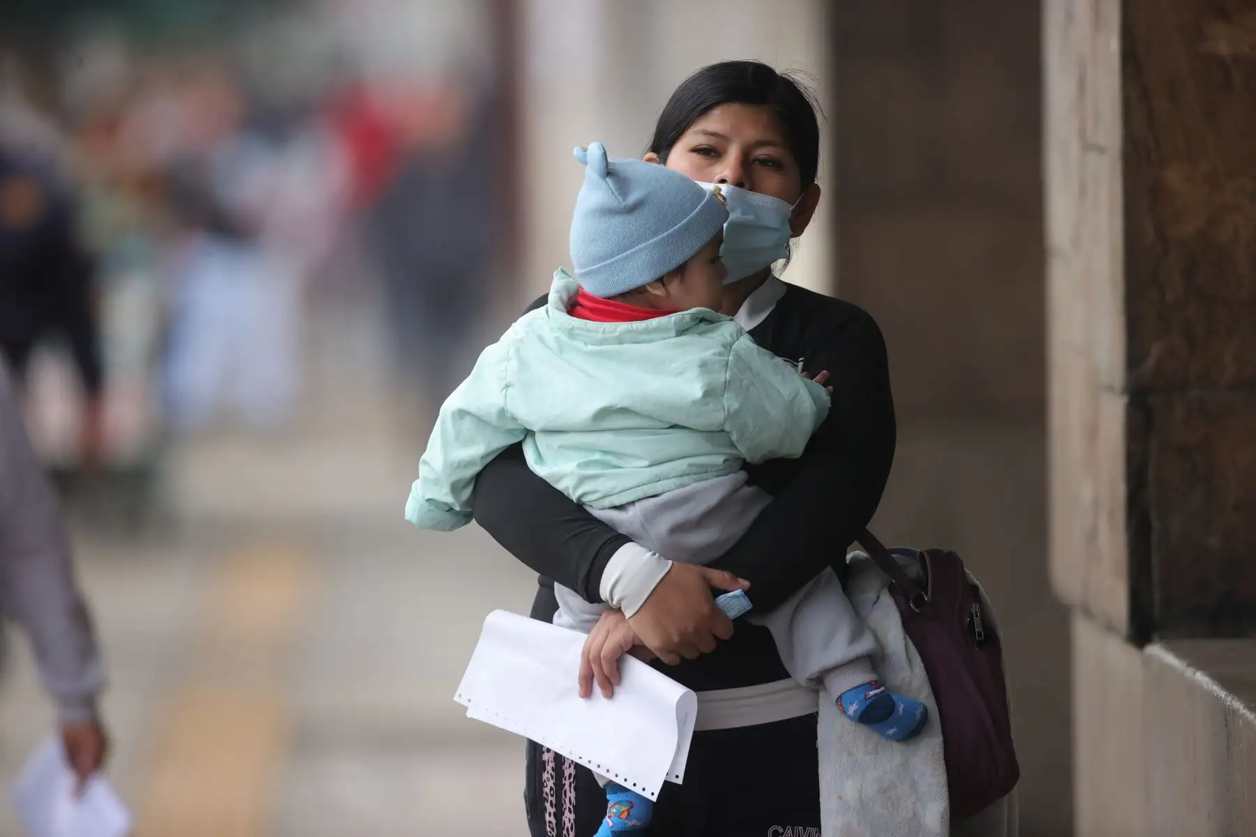 El frio en Lima se intensifica por la humedad de nuestro clima. Las bajas temperaturas hacen q los ciudadanos salgan bien abrigados a las calles.  Foto: ANDINA/Melina Mejía