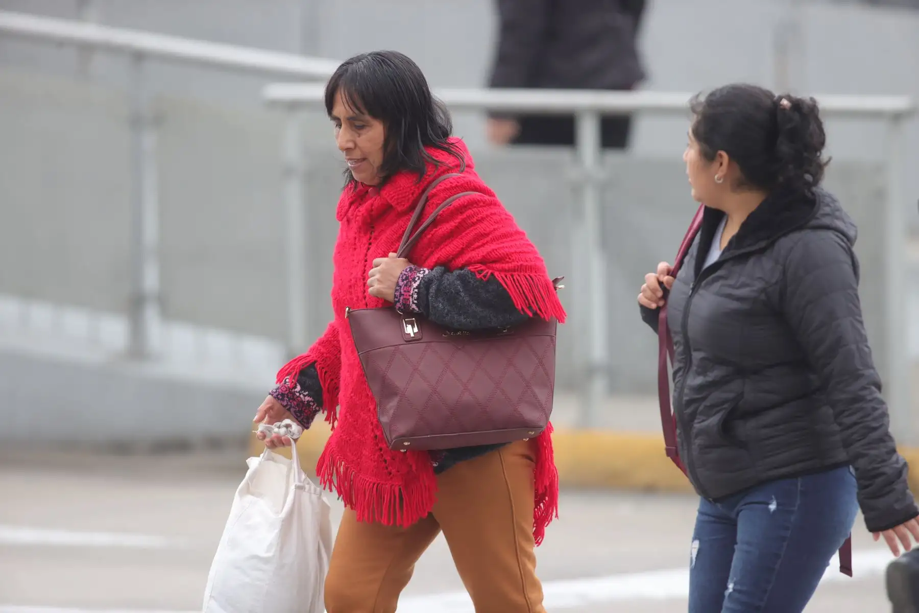 El frio en Lima se intensifica por la humedad de nuestro clima. Las bajas temperaturas hacen q los ciudadanos salgan bien abrigados a las calles.  Foto: ANDINA/Melina Mejía