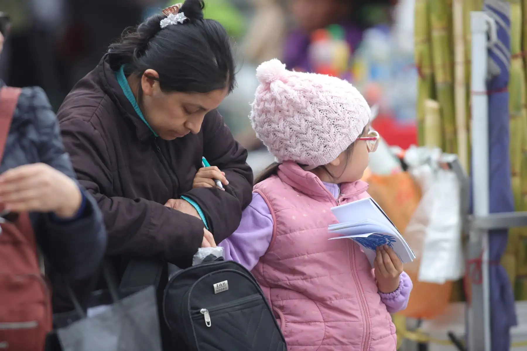 El frio en Lima se intensifica por la humedad de nuestro clima. Las bajas temperaturas hacen q los ciudadanos salgan bien abrigados a las calles.  Foto: ANDINA/Melina Mejía