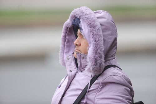 Lima registra bajas temperaturas que obligan a los ciudadanos a usar prendas más abrigadoras