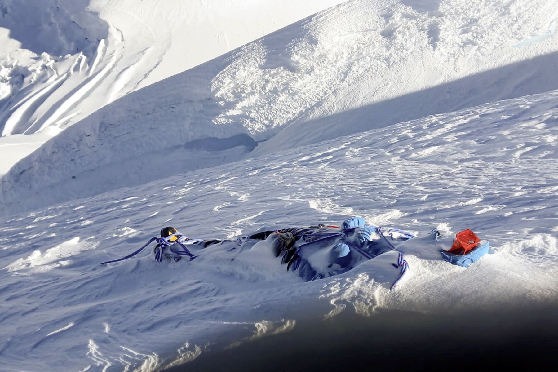 Esta fotografía, difundida por la Agencia Peruana de Socorro Andino, muestra los restos del montañista japonés Chiaki Inada, trasladados por rescatistas tras ser encontrados en el nevado Huascarán, en Huaraz, departamento de Áncash, Perú.
Foto: AFP
