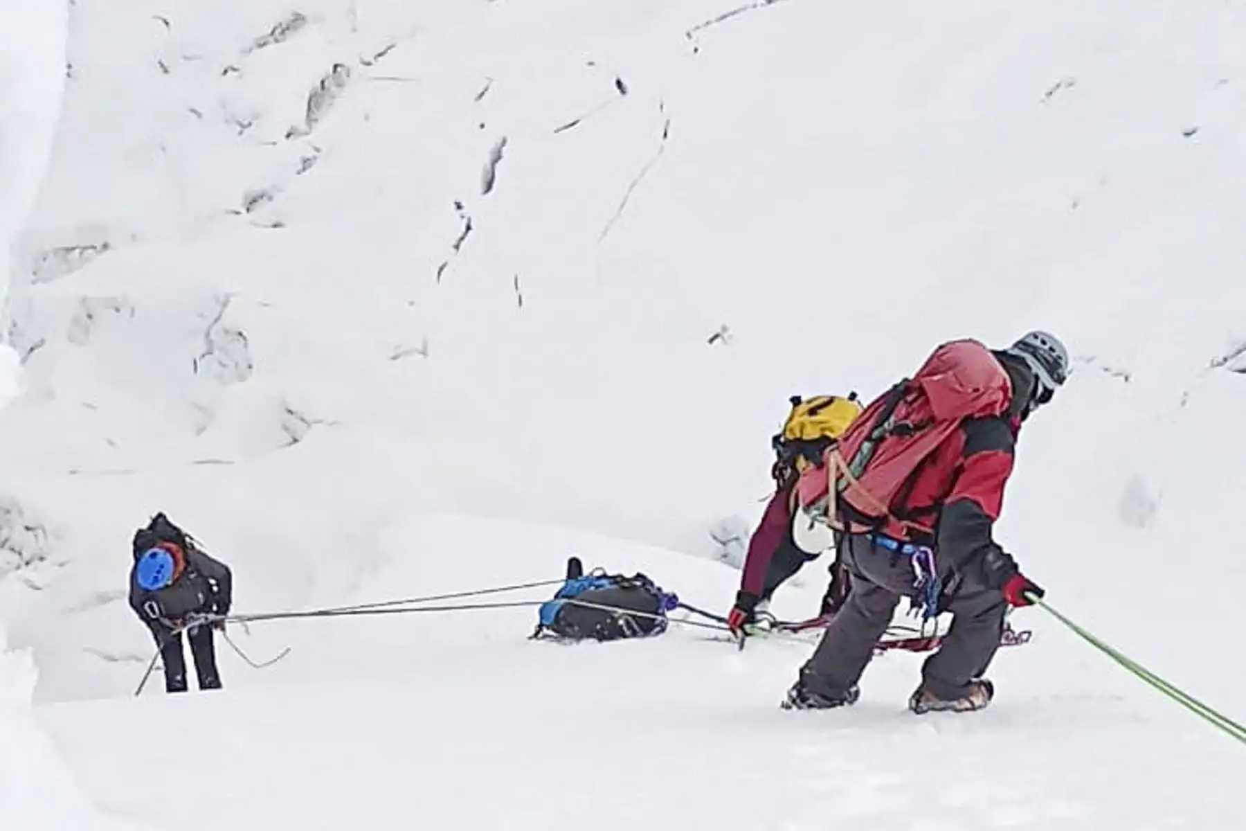 Esta fotografía, difundida por la Agencia Peruana de Socorro Andino, muestra los restos del montañista japonés Chiaki Inada, trasladados por rescatistas tras ser encontrados en el nevado Huascarán, en Huaraz, departamento de Áncash, Perú.
Foto: AFP