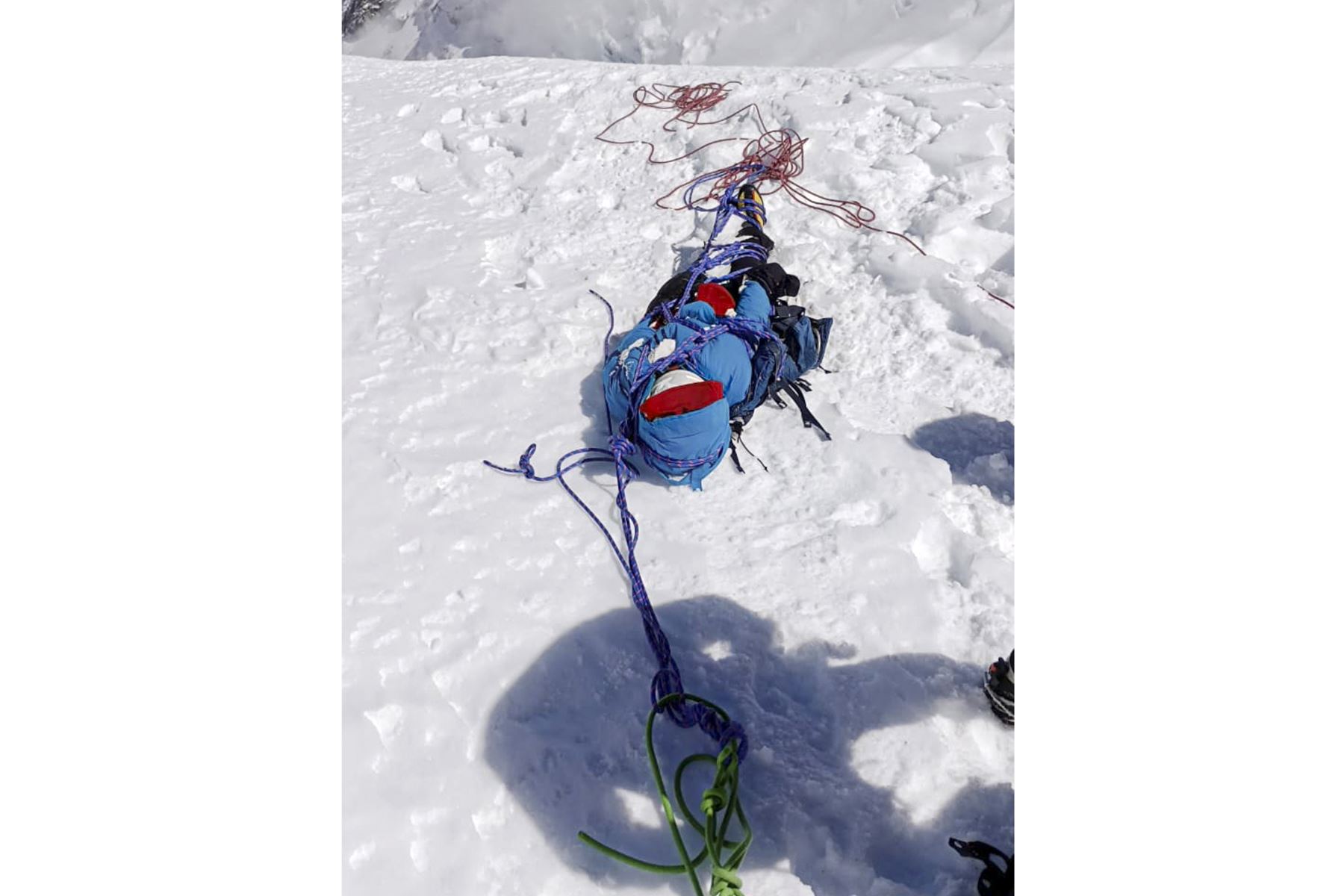 Esta fotografía, difundida por la Agencia Peruana de Socorro Andino, muestra los restos del montañista japonés Chiaki Inada, trasladados por rescatistas tras ser encontrados en el nevado Huascarán, en Huaraz, departamento de Áncash, Perú.
Foto: AFP