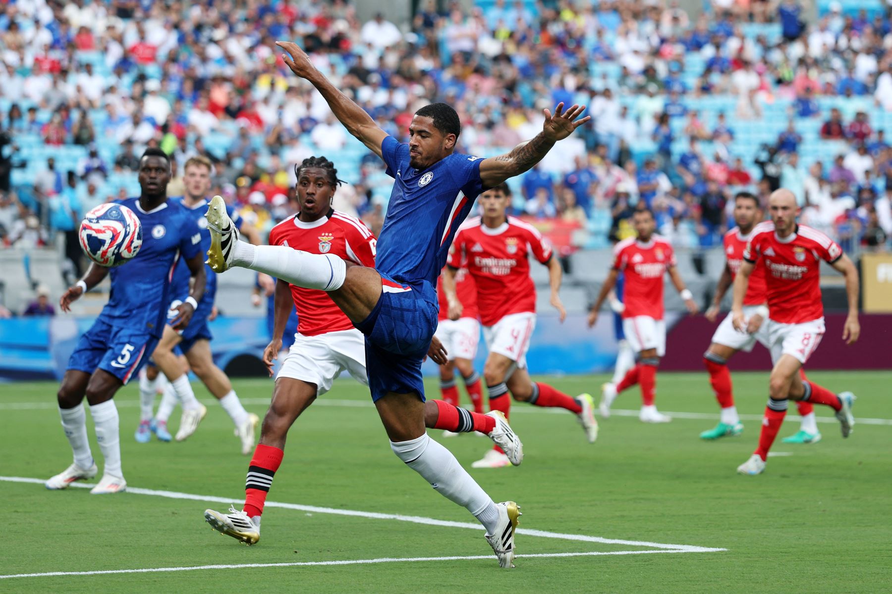 Levi Colwill del Chelsea FC patea el balón durante el partido de octavos de final de la Copa Mundial de Clubes de la FIFA 2025 entre el SL Benfica y el Chelsea FC en el Estadio Bank of America.
Foto: AFP