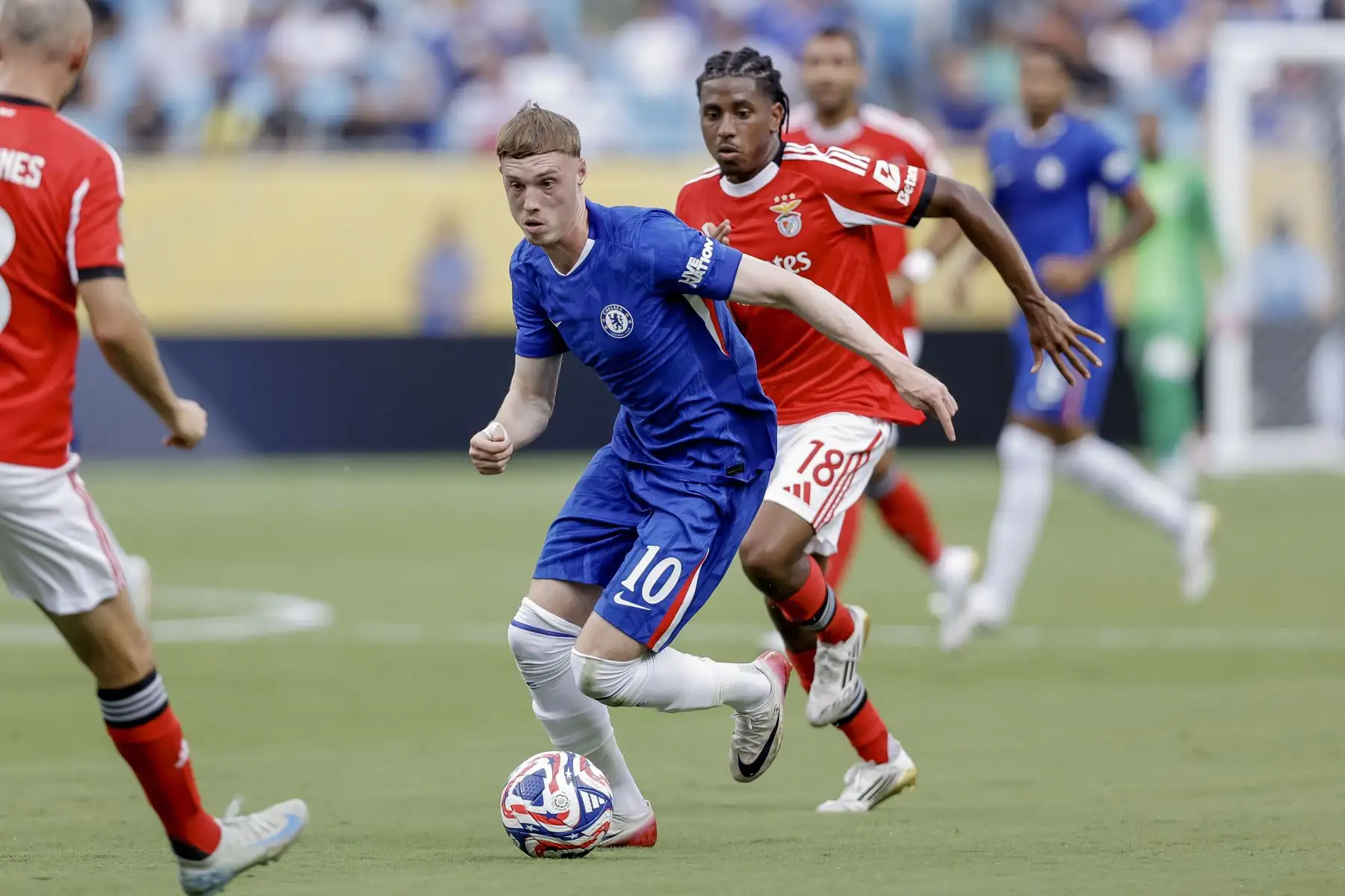 Cole Palmer  del Chelsea en acción contra Leandro Barreiro del Benfica durante el partido de la Copa Mundial de Clubes de la FIFA 2025 entre el SL Benfica y el Chelsea FC en Charlotte, Carolina del Norte (EE.UU.).
Foto: EFE