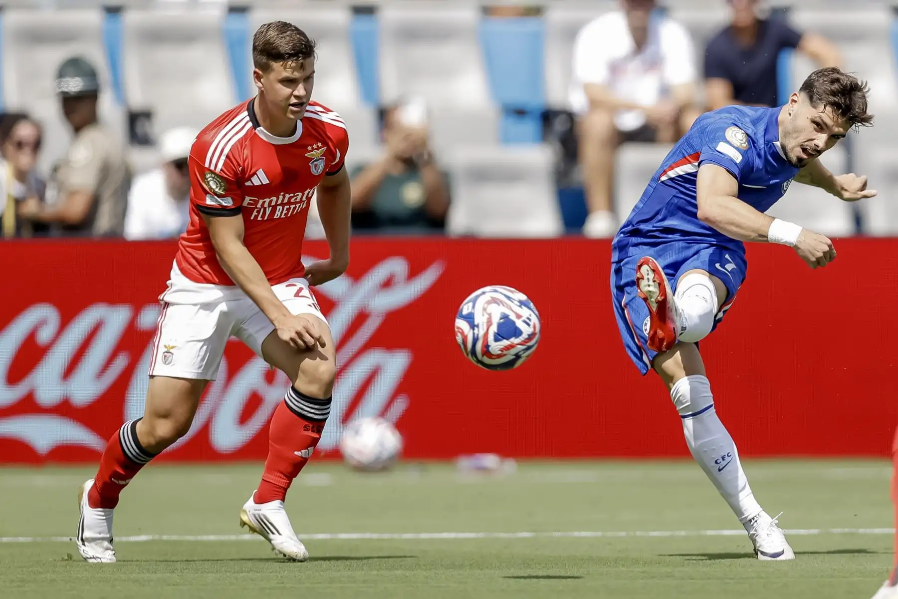 Pedro Neto del Chelsea en acción contra Samuel Dahl del Benfica durante el partido de la Copa Mundial de Clubes de la FIFA 2025 entre el SL Benfica y el Chelsea FC en Charlotte, Carolina del Norte (EE.UU.).
Foto: EFE
