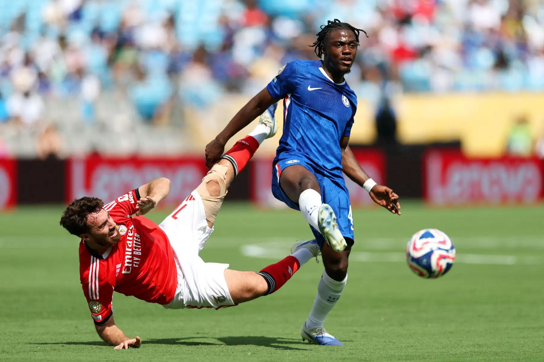 Romeo Lavia del Chelsea FC dispara mientras Orkun Koekcu del SL Benfica se cae al suelo durante el partido de octavos de final de la Copa Mundial de Clubes de la FIFA 2025 entre el SL Benfica y el Chelsea FC en el Estadio Bank of America.
Foto: AFP