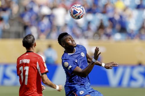Chelsea se enfrenta al Benfica durante el partido de la Copa Mundial de Clubes