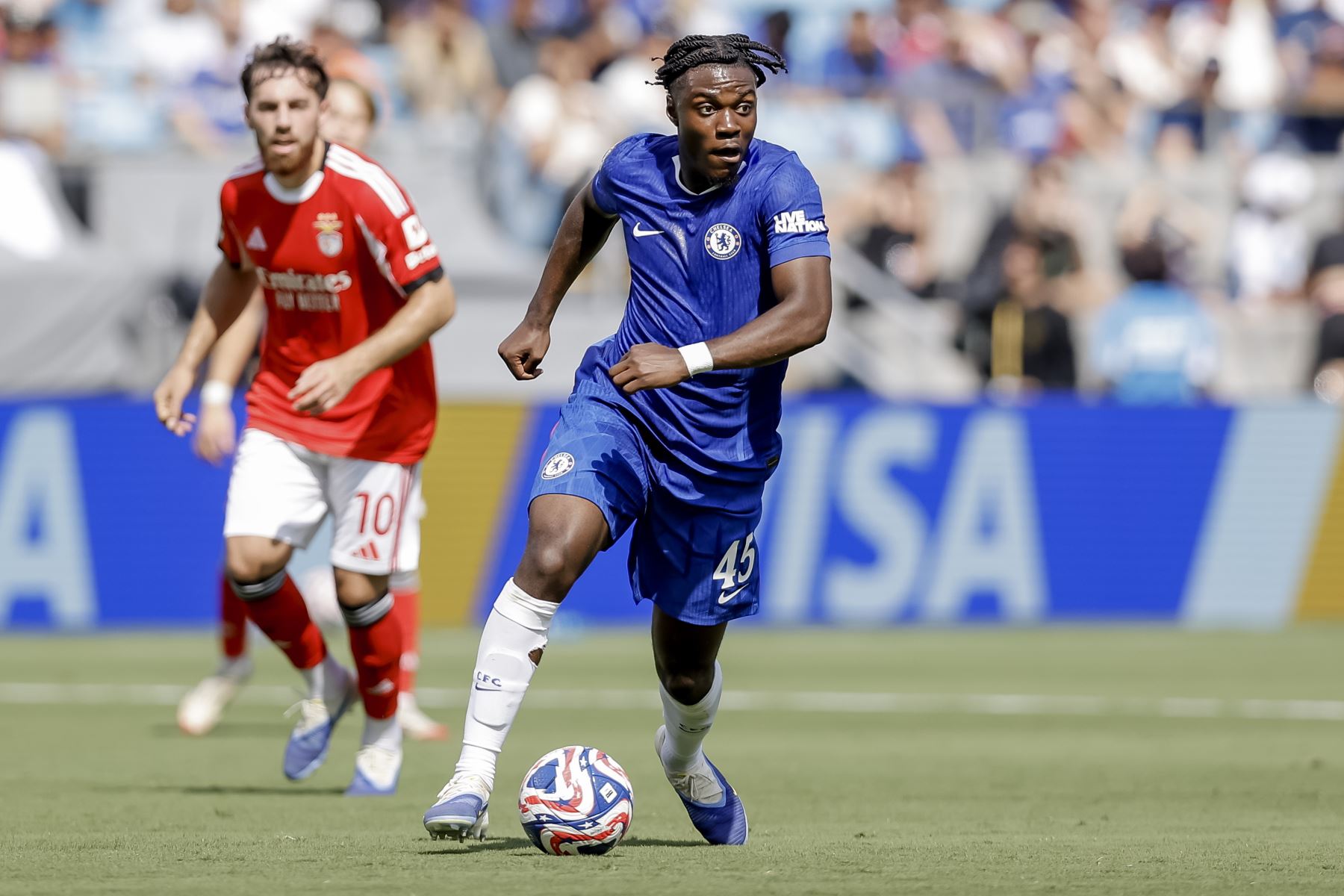 Romeo Lavia  del Chelsea en acción contra Orkun Kokcu del Benfica durante el partido de la Copa Mundial de Clubes de la FIFA 2025 entre el SL Benfica y el Chelsea FC en Charlotte, Carolina del Norte, EE. UU.
Foto: EFE