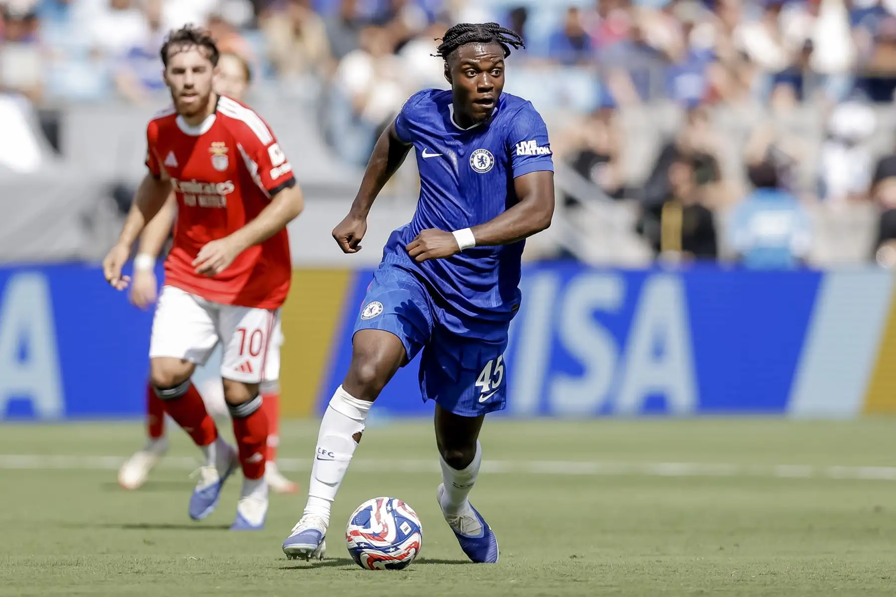 Romeo Lavia  del Chelsea en acción contra Orkun Kokcu del Benfica durante el partido de la Copa Mundial de Clubes de la FIFA 2025 entre el SL Benfica y el Chelsea FC en Charlotte, Carolina del Norte, EE. UU.
Foto: EFE