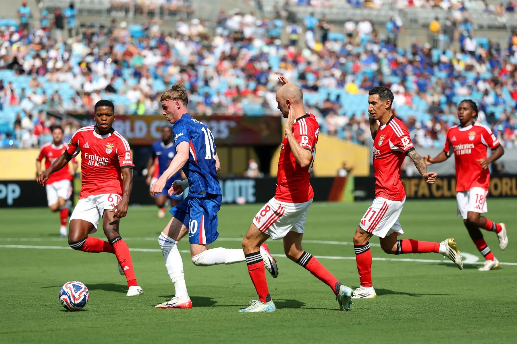 Cole Palmer del Chelsea FC corre con el balón bajo la presión de Fredrik Aursnes , Florentino Luis y Ángel Di María  del SL Benfica durante el partido de octavos de final de la Copa Mundial de Clubes de la FIFA 2025 entre el SL Benfica y el Chelsea FC en el Estadio Bank of America el 28 de junio de 2025 en Charlotte, Carolina del Norte.
Foto: EFE