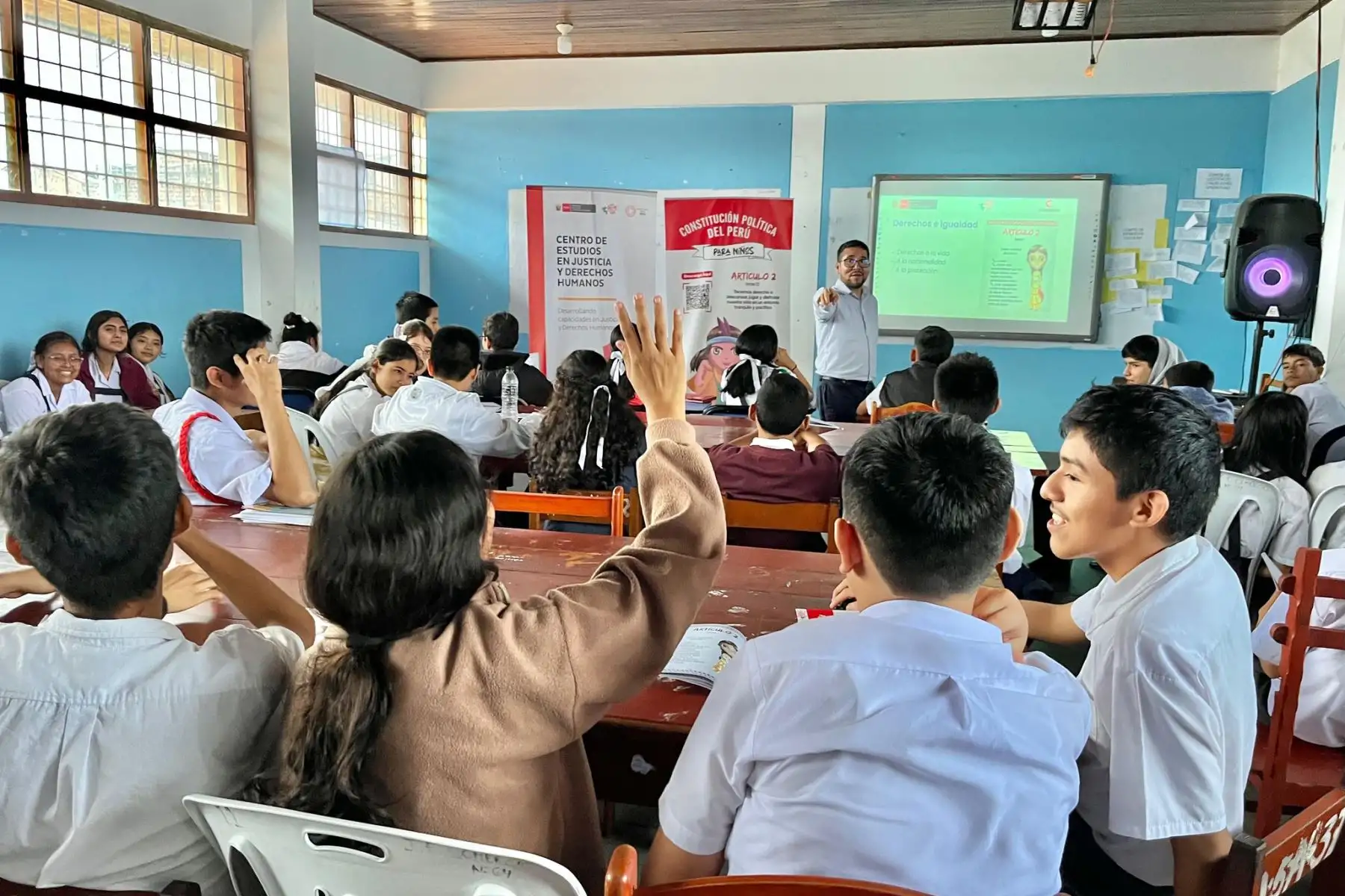 A través del proyecto " MINJUSDH en tu escuela ", más de 940 estudiantes recibieron la Constitución Política del Perú para niños, texto que refuerza la identidad nacional y  ayuda a comprender los derechos y responsabilidades de manera cercana e inclusiva en Pucallpa.
Foto:  MINJUSDH