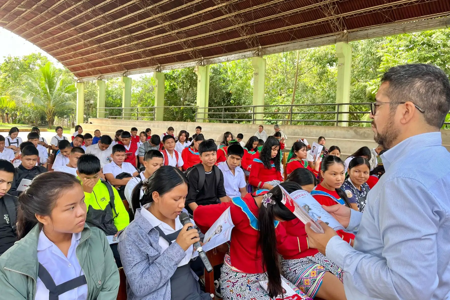 A través del proyecto " MINJUSDH en tu escuela ", más de 940 estudiantes recibieron la Constitución Política del Perú para niños, texto que refuerza la identidad nacional y  ayuda a comprender los derechos y responsabilidades de manera cercana e inclusiva en Pucallpa.
Foto:  MINJUSDH