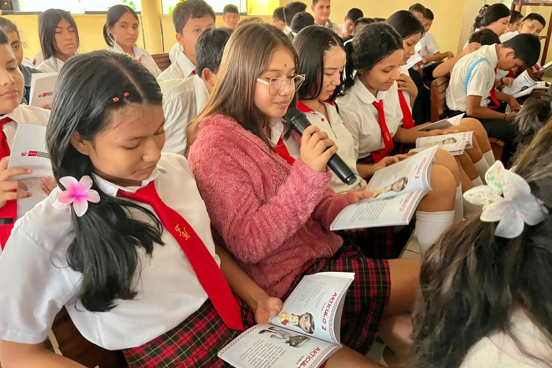 A través del proyecto " MINJUSDH en tu escuela ", más de 940 estudiantes recibieron la Constitución Política del Perú para niños, texto que refuerza la identidad nacional y  ayuda a comprender los derechos y responsabilidades de manera cercana e inclusiva en Pucallpa.
Foto:  MINJUSDH