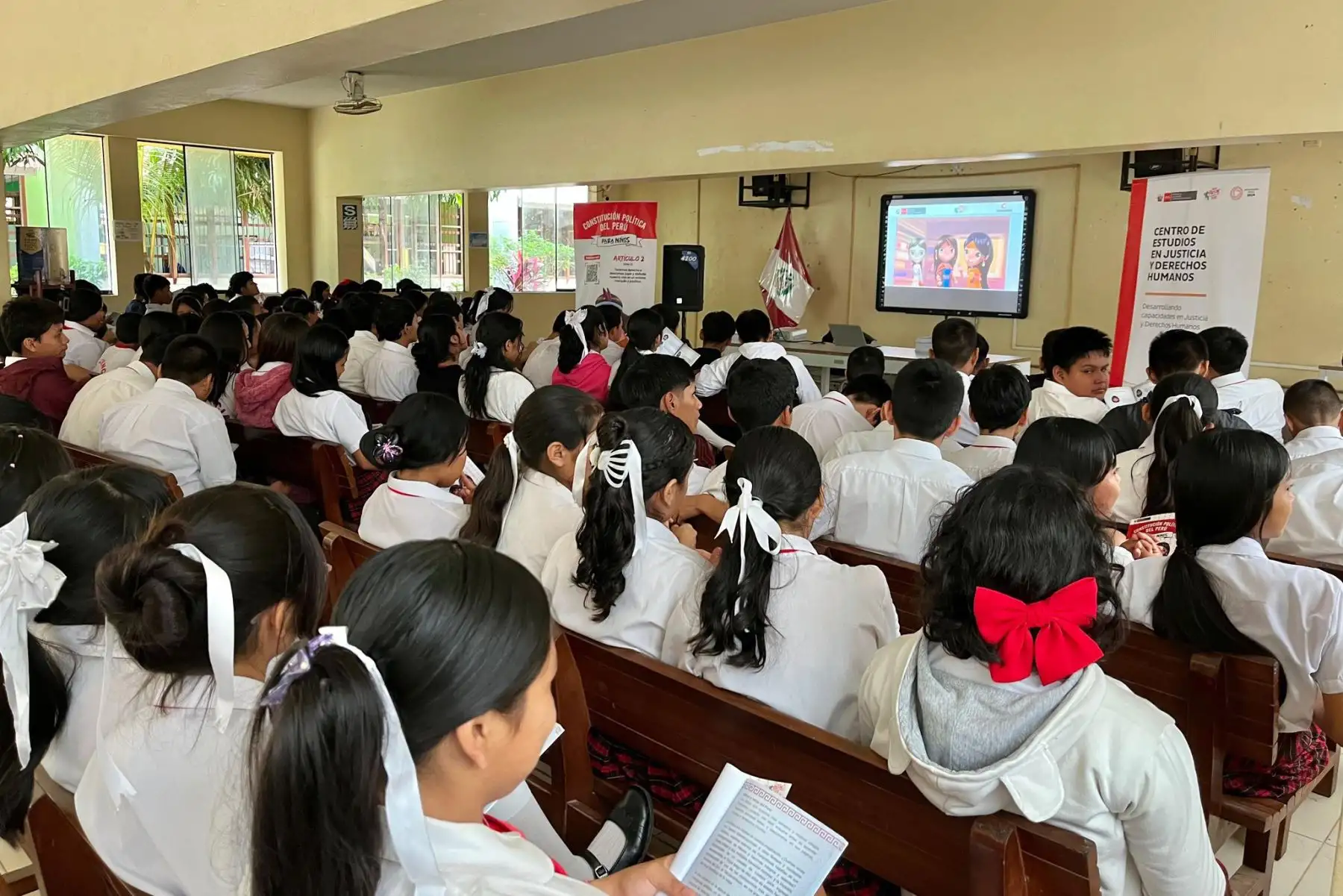 A través del proyecto " MINJUSDH en tu escuela ", más de 940 estudiantes recibieron la Constitución Política del Perú para niños, texto que refuerza la identidad nacional y  ayuda a comprender los derechos y responsabilidades de manera cercana e inclusiva en Pucallpa.
Foto:  MINJUSDH