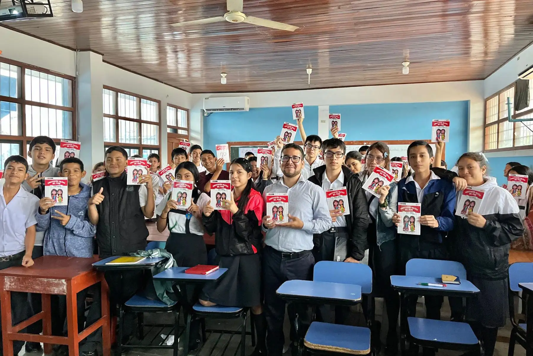 A través del proyecto " MINJUSDH en tu escuela ", más de 940 estudiantes recibieron la Constitución Política del Perú para niños, texto que refuerza la identidad nacional y  ayuda a comprender los derechos y responsabilidades de manera cercana e inclusiva en Pucallpa.
Foto:  MINJUSDH