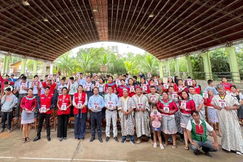 Proyecto " MINJUSDH en tu escuela " entrega la  Constitución Política del Perú para niños a más de 940 estudiantes de Pucallpa