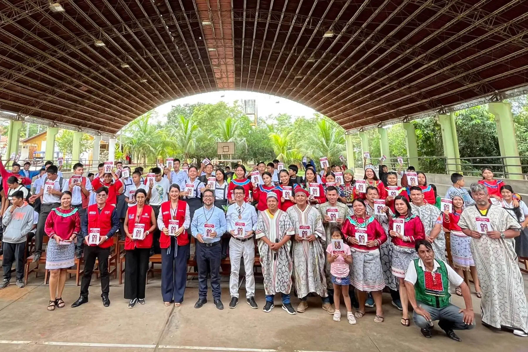 A través del proyecto " MINJUSDH en tu escuela ", más de 940 estudiantes recibieron la Constitución Política del Perú para niños, texto que refuerza la identidad nacional y  ayuda a comprender los derechos y responsabilidades de manera cercana e inclusiva en Pucallpa.
Foto:  MINJUSDH