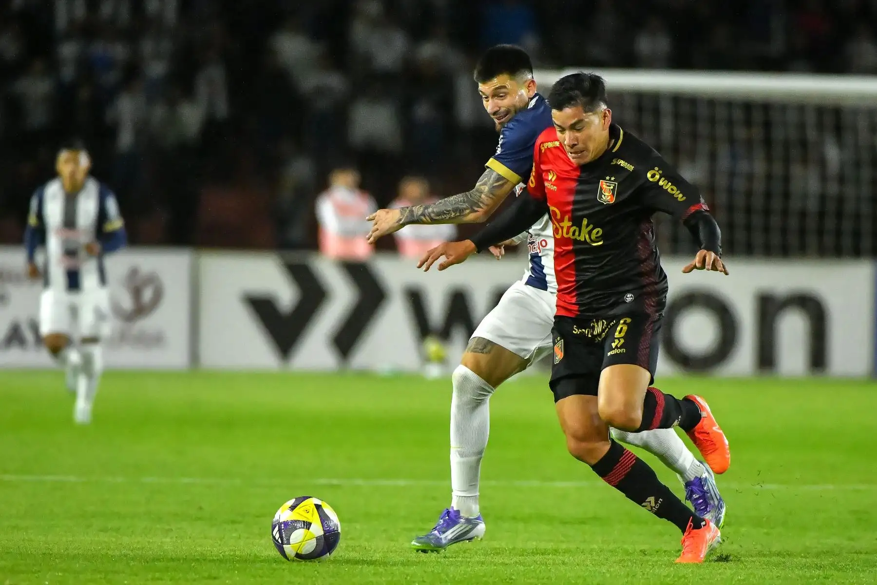 Alianza Lima  se enfrenta a Melgar por la fecha 17 del Torneo Apertura 2025 en el Estadio Monumental de la UNSA de Arequipa. En la imagen, el jugador de Melgar, Leonel Gonzales. 
Foto:cortesía Diego Ramos