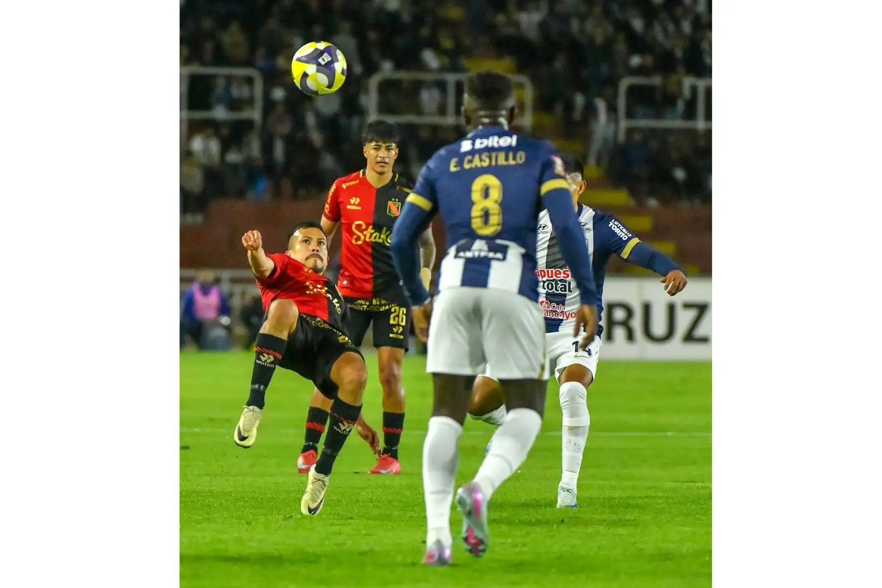 Alianza Lima  se enfrenta a Melgar por la fecha 17 del Torneo Apertura 2025 en el Estadio Monumental de la UNSA de Arequipa. En la imagen, el jugador de Melgar, Kenyi Cabrera y Erick Castillo de Alianza Lima. 
Foto:cortesía Diego Ramos