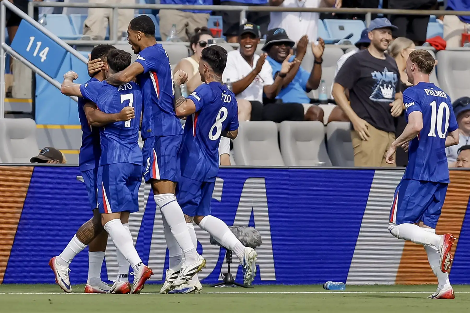 Reece James del Chelsea celebra con sus compañeros tras marcar el gol del 1-0 durante el partido de la Copa Mundial de Clubes de la FIFA 2025 entre el SL Benfica y el Chelsea FC en Charlotte, Carolina del Norte, EE. UU.
Foto: EFE