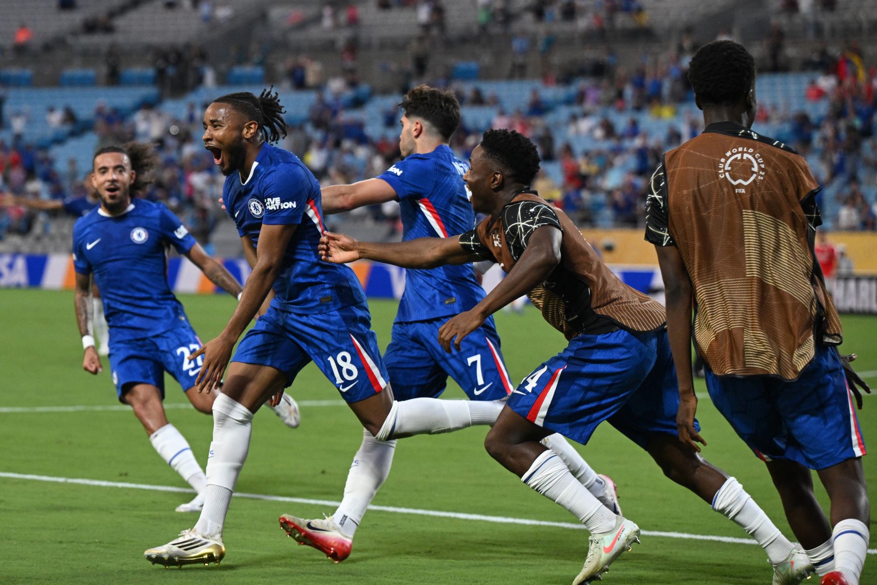 El delantero francés del Chelsea, Christopher Nkunku, celebra con sus compañeros de equipo después de marcar el segundo gol de su equipo durante el partido de octavos de final de la Copa Mundial de Clubes de la FIFA 2025 entre el Benfica de Portugal y el Chelsea de Inglaterra en el Bank of America Stadium en Charlotte.
Foto: AFP