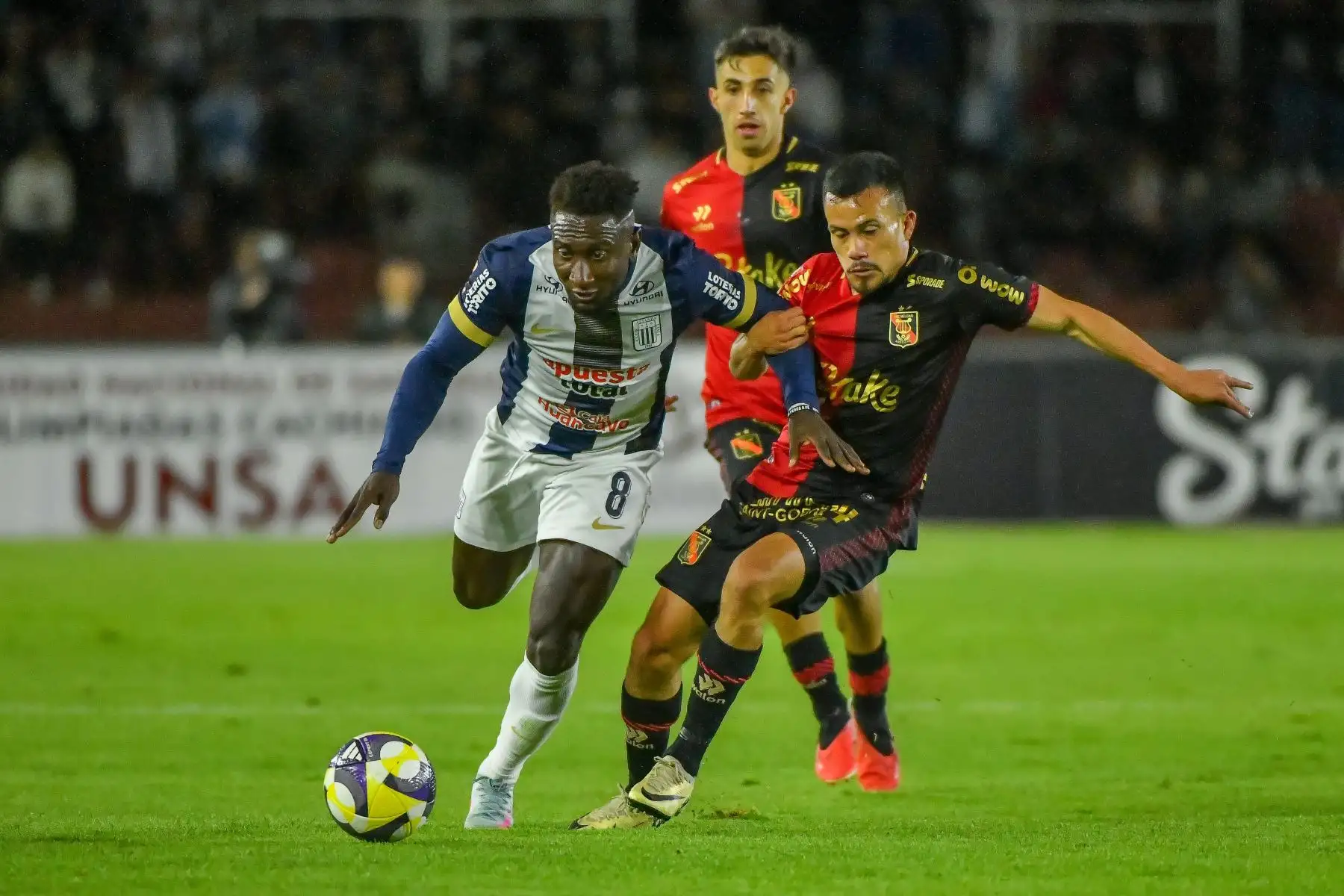 Alianza Lima  se enfrenta a Melgar por la fecha 17 del Torneo Apertura 2025 en el Estadio Monumental de la UNSA de Arequipa. En la imagen, el jugador de   Alianza Lima, Erick Castillo.
Foto:cortesía Diego Ramos