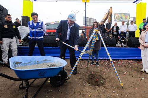 Rafael López Aliaga coloca la primera piedra en obra que beneficiará a vecinos de San Juan de Miraflores y Villa María del Triunfo. Foto: ANDINA/Difusión