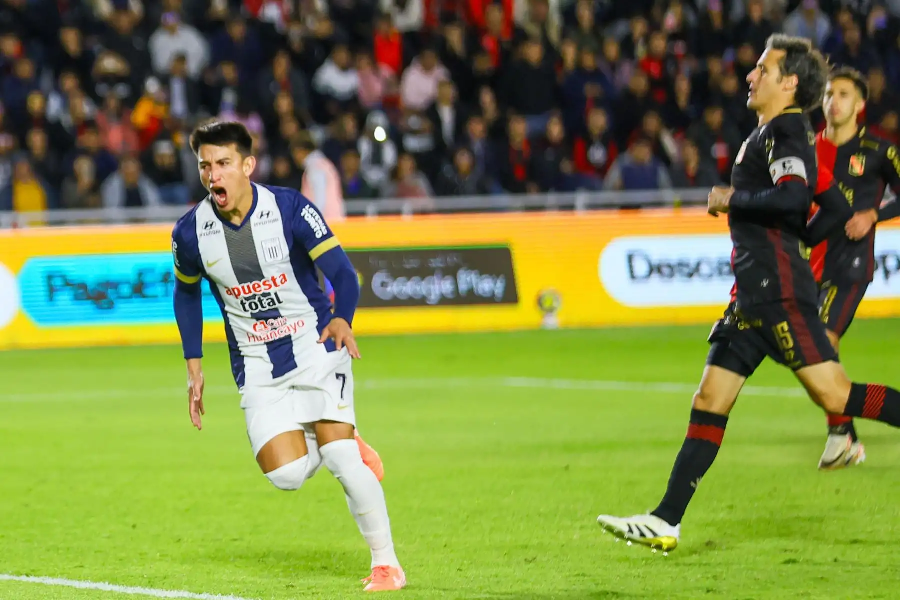 El jugador de Alianza Lima, Fernando Gaibor celebra su gol anotado ante Melgar por la fecha 17 del Torneo Apertura 2025 en el Estadio Monumental de la UNSA de Arequipa. 
Foto: cortesía Diego Ramos
