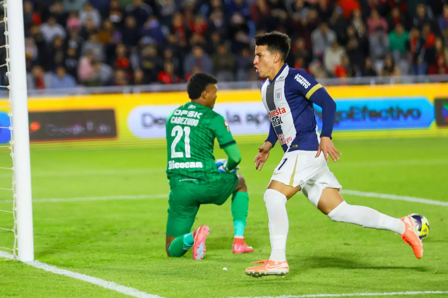 El jugador de Alianza Lima, Fernando Gaibor celebra su gol anotado ante Melgar por la fecha 17 del Torneo Apertura 2025 en el Estadio Monumental de la UNSA de Arequipa. 
Foto: cortesía Diego Ramos
