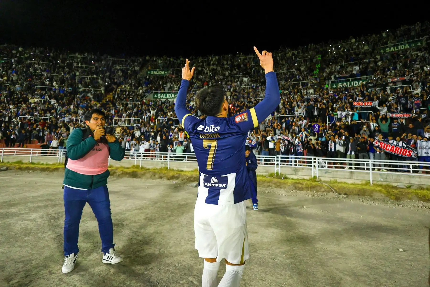El jugador de Alianza Lima, Fernando Gaibor celebra su gol anotado ante Melgar por la fecha 17 del Torneo Apertura 2025 en el Estadio Monumental de la UNSA de Arequipa. 
Foto: cortesía Diego Ramos