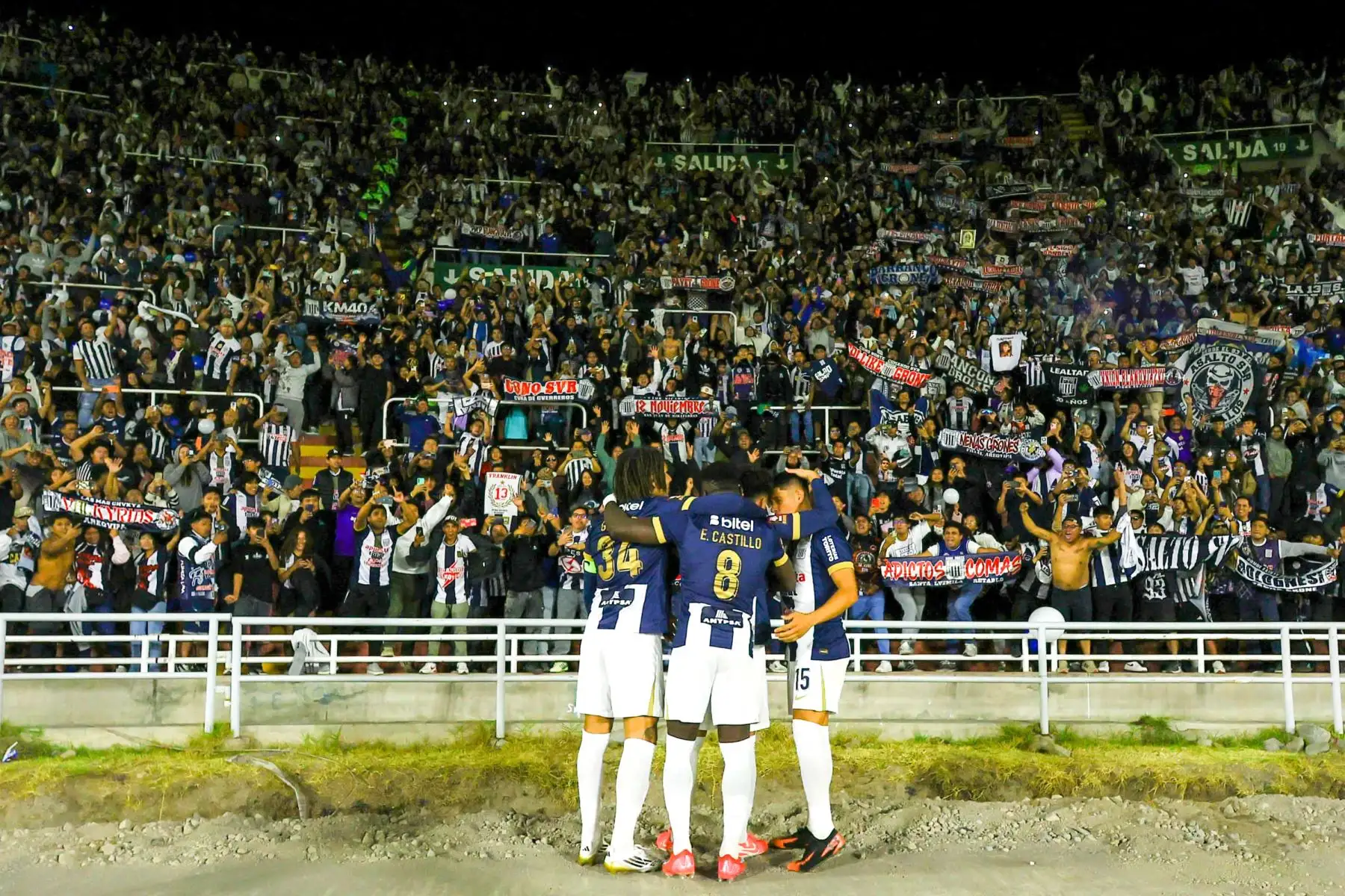 El jugador de Alianza Lima, Fernando Gaibor celebra su gol anotado ante Melgar por la fecha 17 del Torneo Apertura 2025 en el Estadio Monumental de la UNSA de Arequipa. 
Foto: cortesía Diego Ramos