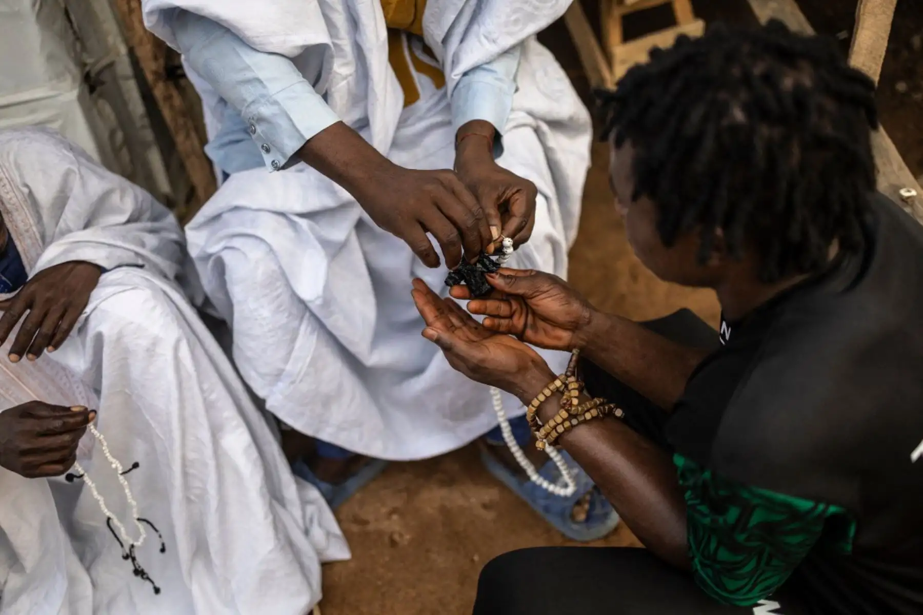 Antes de cada combate, los luchadores de dambe recurren a los "mallams", guías espirituales que realizan oraciones y rituales para protegerlos. Estas prácticas revelan la profunda relación entre religión, cultura y deporte en el norte de Nigeria. Foto: AFP